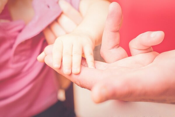 Kleine Handflächen in großen Handflächen