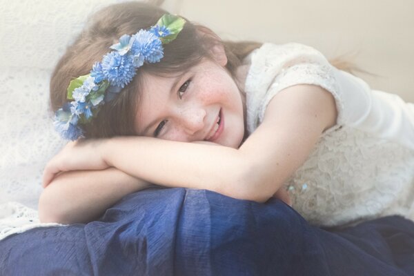 Retrato de uma menina em uma grinalda azul