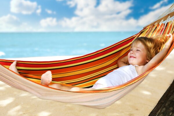 Bambino in amaca, spiaggia e mare