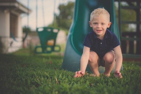 Niño en el Jardín en la hierba verde