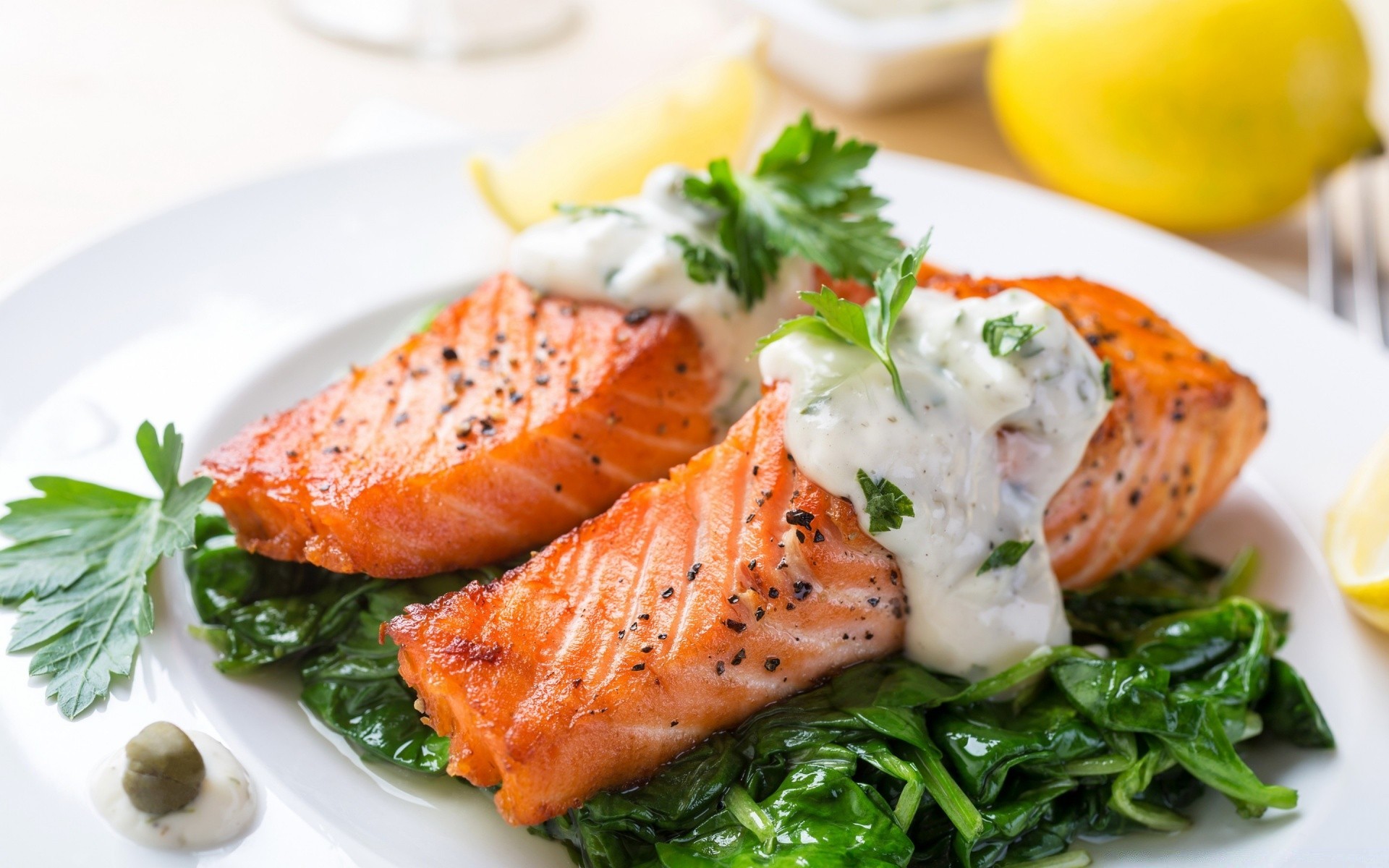 colazione cibo cena pranzo cibo delizioso cibo verdura piatto sano piatto epicuro pesce cucina frutti di mare dieta salmone prezzemolo cucina salsa