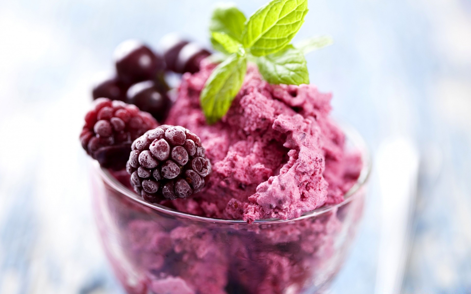 fruits doux repas baie framboise gros plan rafraîchissement menthe verre bol été mûre en bonne santé glace myrtille fraise délicieux épicure bureau