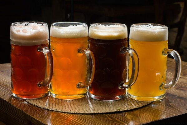 4 tipos de cerveja com espuma