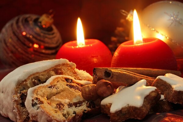 Weihnachtsessen - Desserts neben der Kerzenflamme