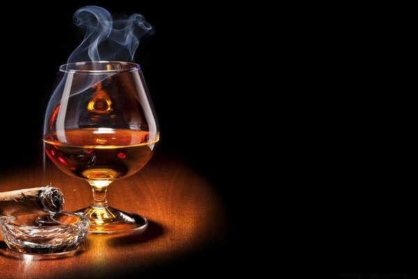 Verre de whisky sur une table en bois