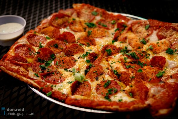 Pizza à la mozzarella et au salami