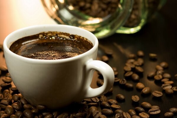 Tasse de café avec des grains