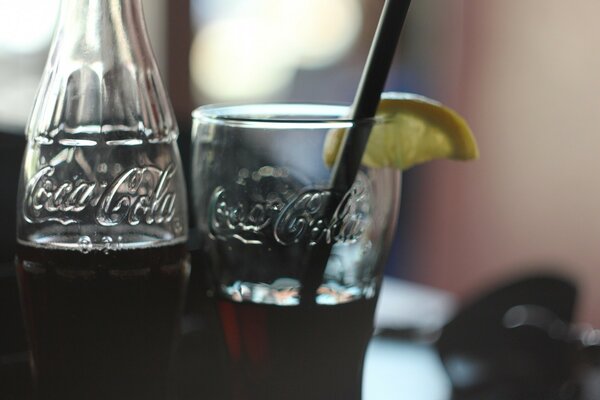 Botella y vaso de Coca cola