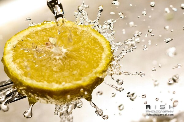 Macro goccia d acqua sul limone