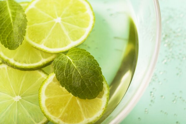 Limón y menta en un vaso de bebida