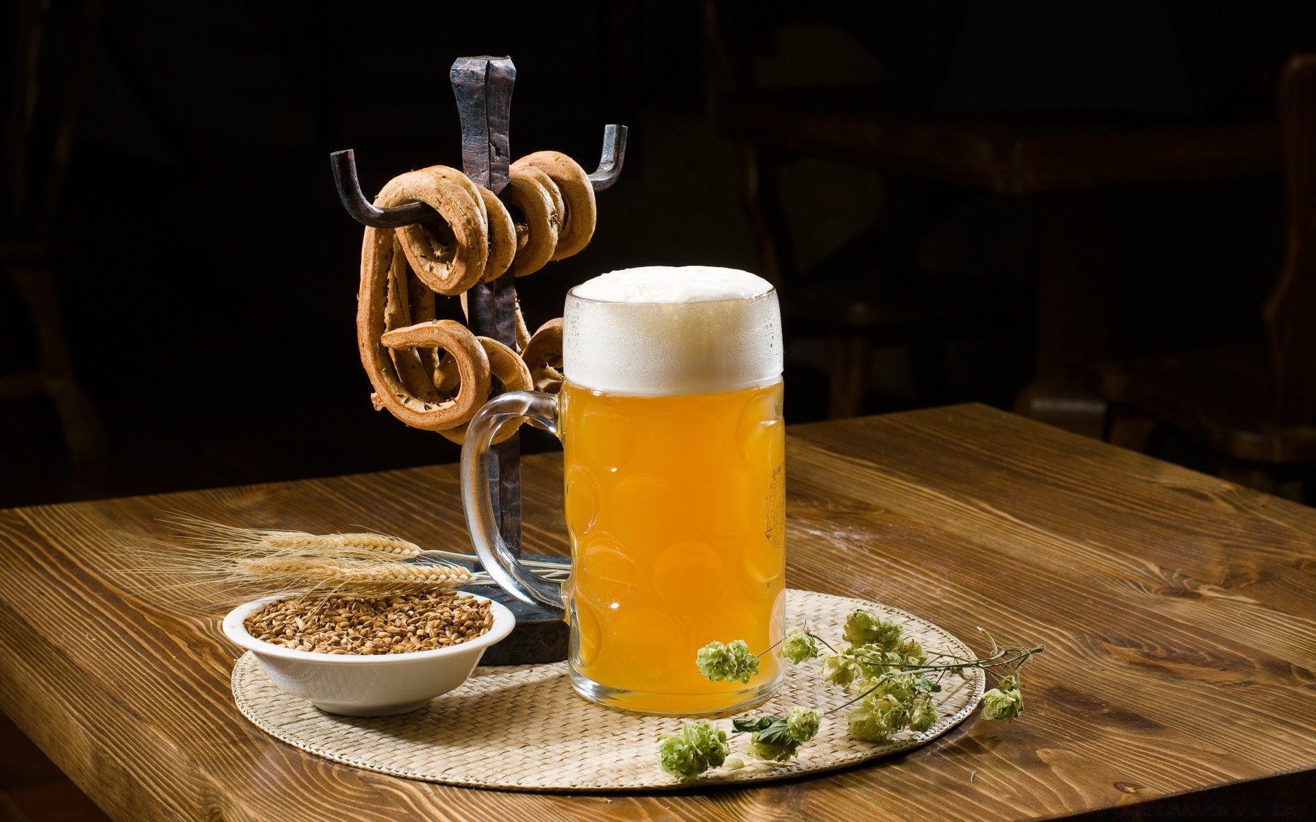 getränke bier trinken schaum glas becher alkohol tabelle pub bar lager holz ale essen brauerei party traditionell einen halben liter mondschein