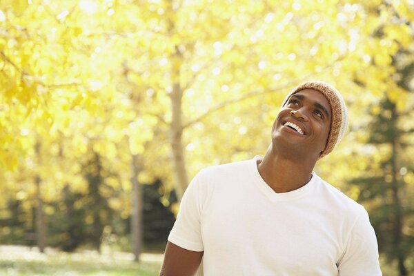 Homme souriant dans le bosquet d automne