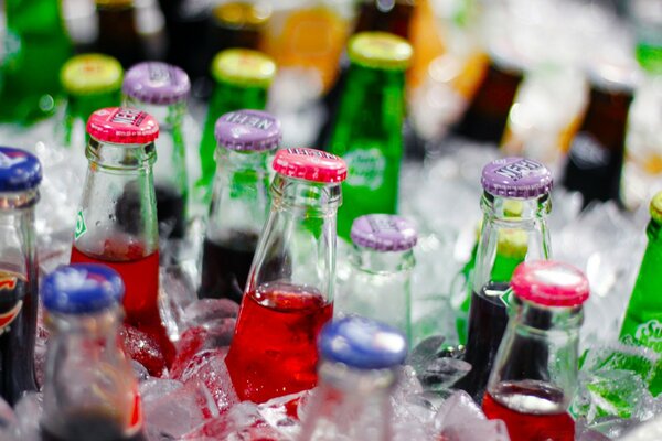 Muchas botellas de refrescos están dispuestas juntas