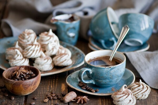 Postre bajo una taza de té en la cocina