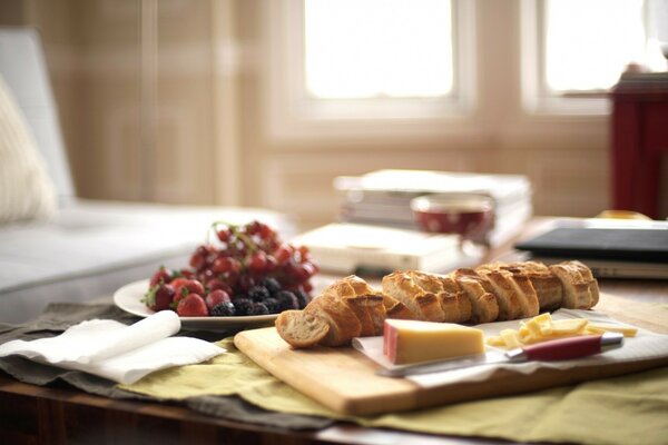 Colazione pane formaggio e frutti di bosco