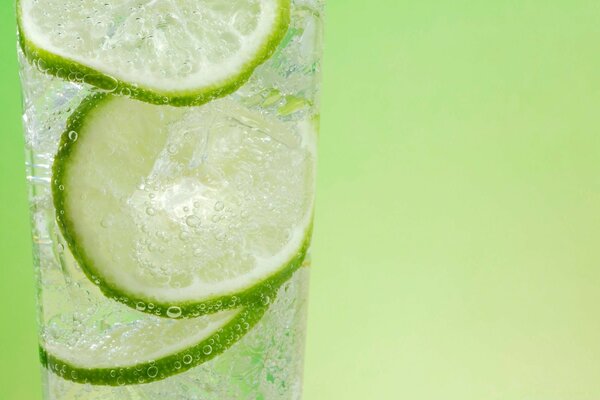 Lime slices in fizzy lemonade