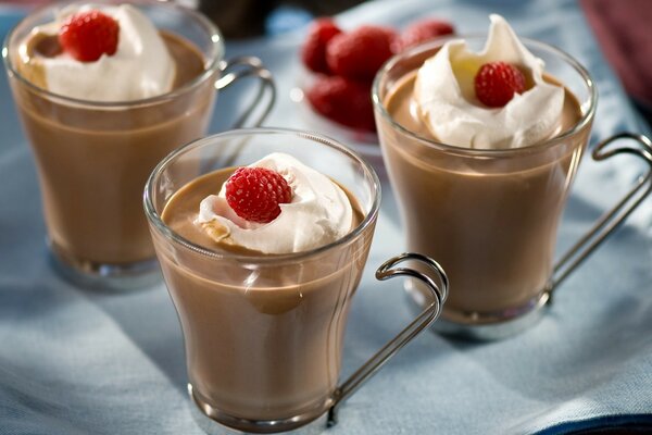 Süßes Kaffeegetränk mit Sahne und Erdbeeren