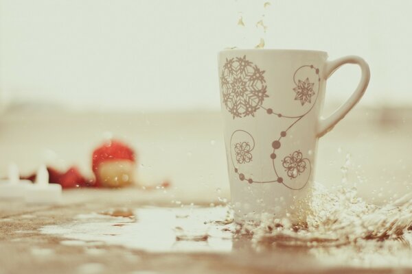 Delicioso café caliente en una taza blanca