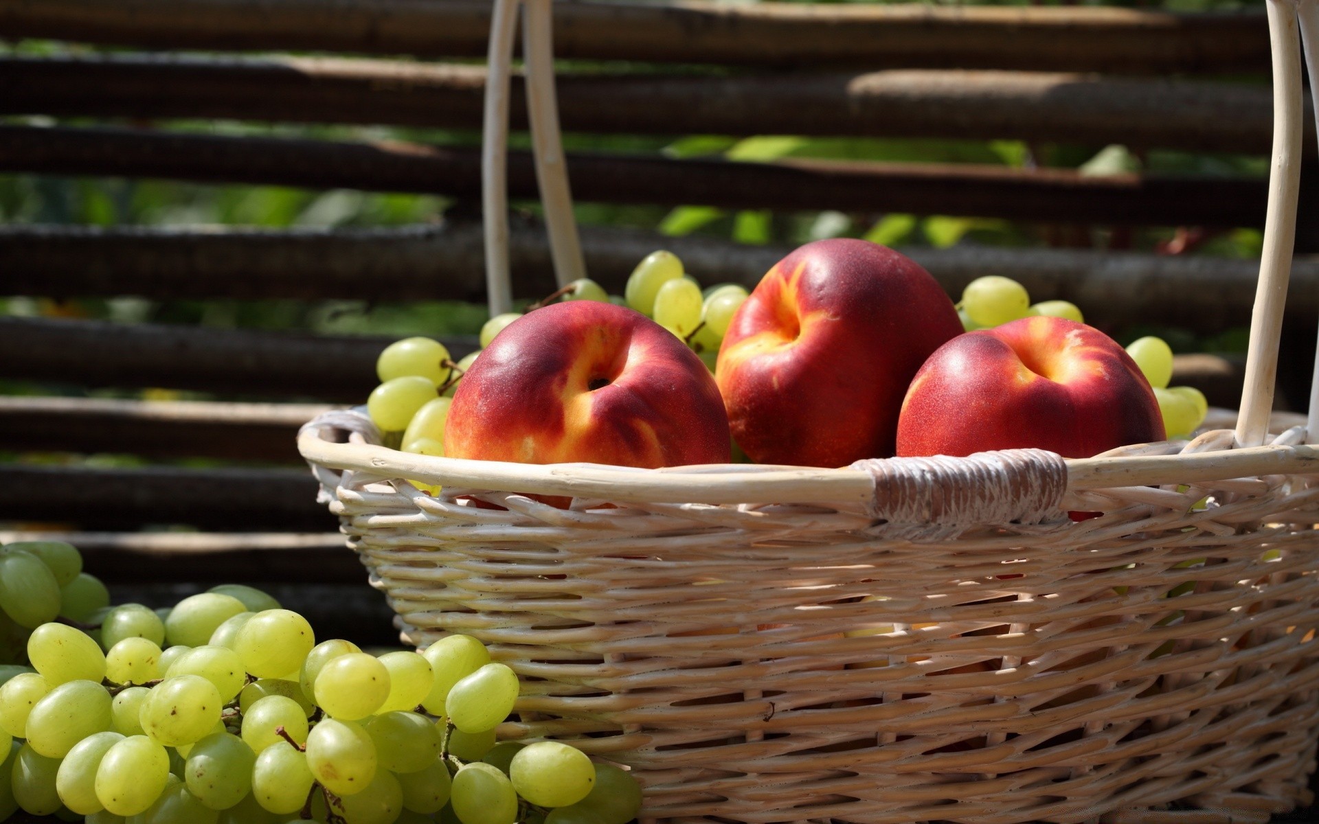 frutas cesta vime comida maçã crescer saudável suculento saúde pastagem mercado comida pastelaria pêssego delicioso outono agricultura abundância dieta