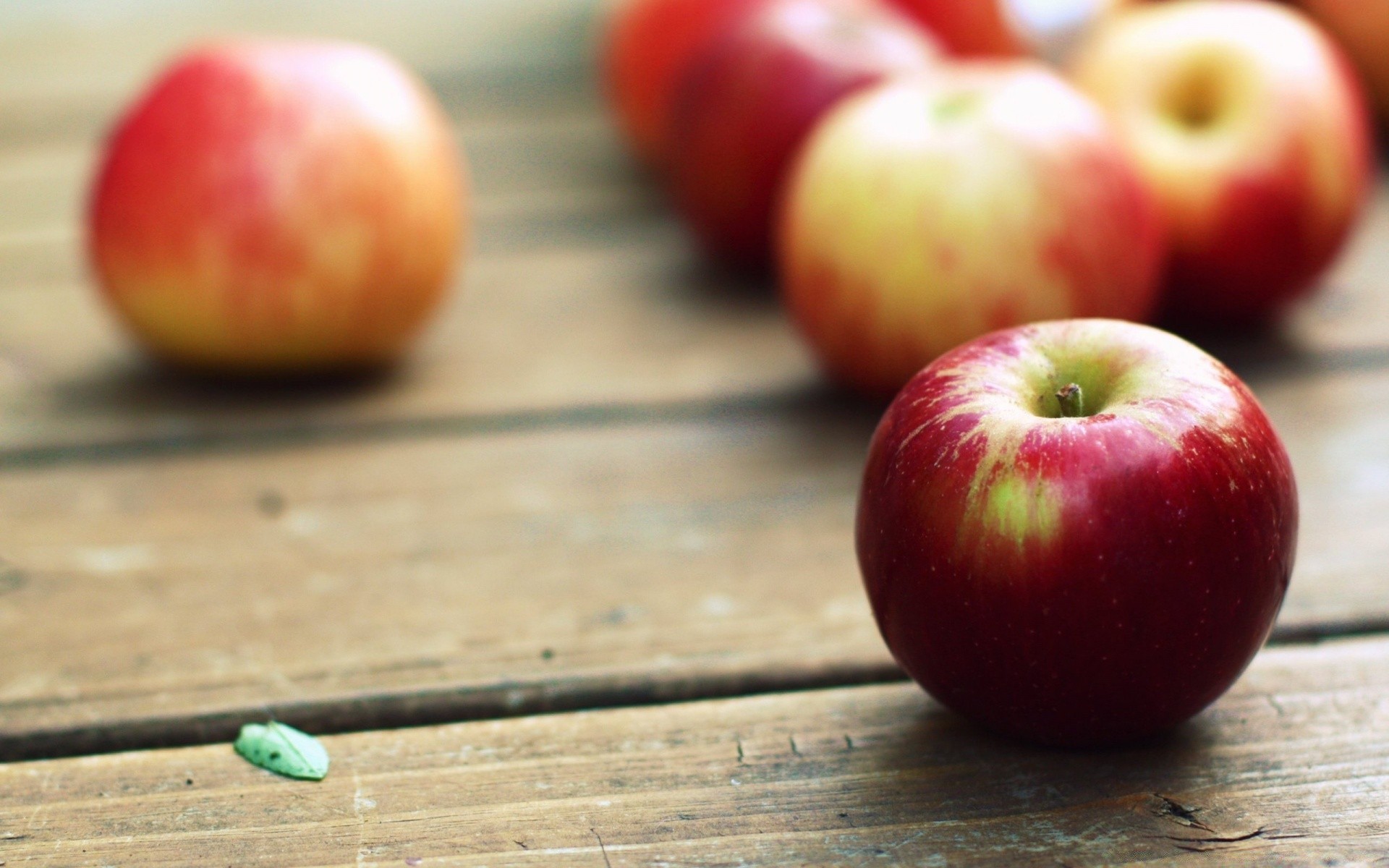 meyve elma gıda sağlık gıda sulu lezzetli doğa mera vitamin yaprak parlak sonbahar tarım natürmort ahşap