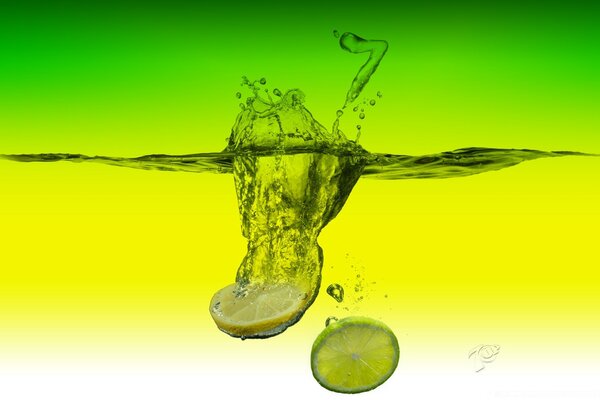 Limone e lime cadono in acqua