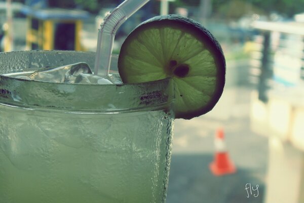 Un vaso empañado con limonada fría