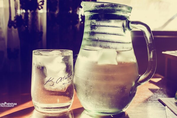 Bodegón con vaso y jarra de vidrio