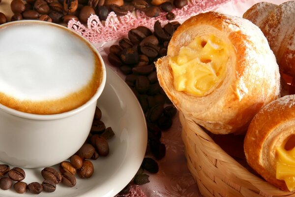 Café de la mañana con un delicioso postre