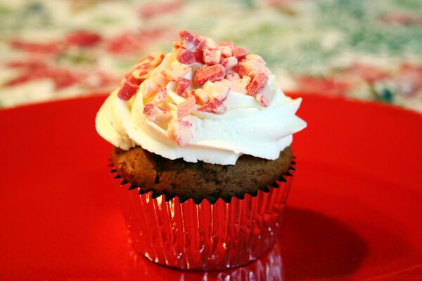 Délicieux cupcake crémeux sur fond rouge