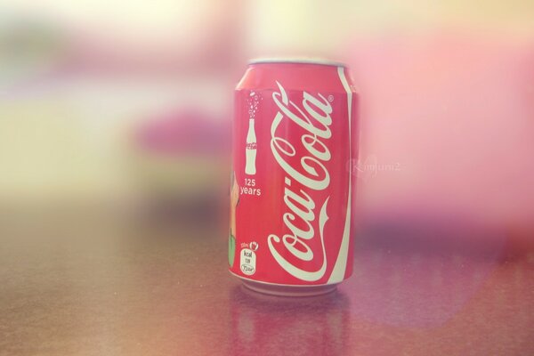 Un délicieux pot de Coca-Cola est debout sur la table