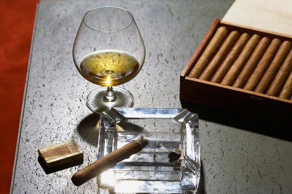 Gros plan de verre de cognac et cigare