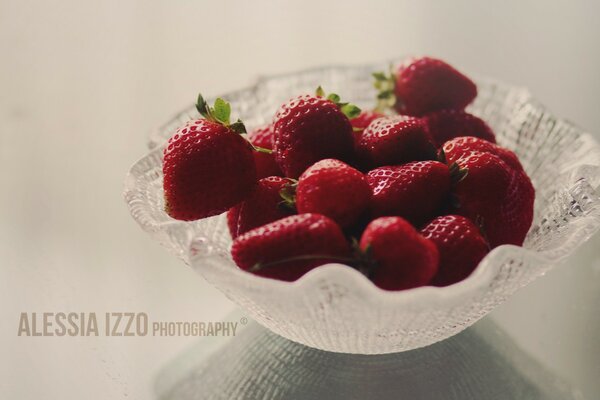 Fraises mûres dans une assiette en cristal