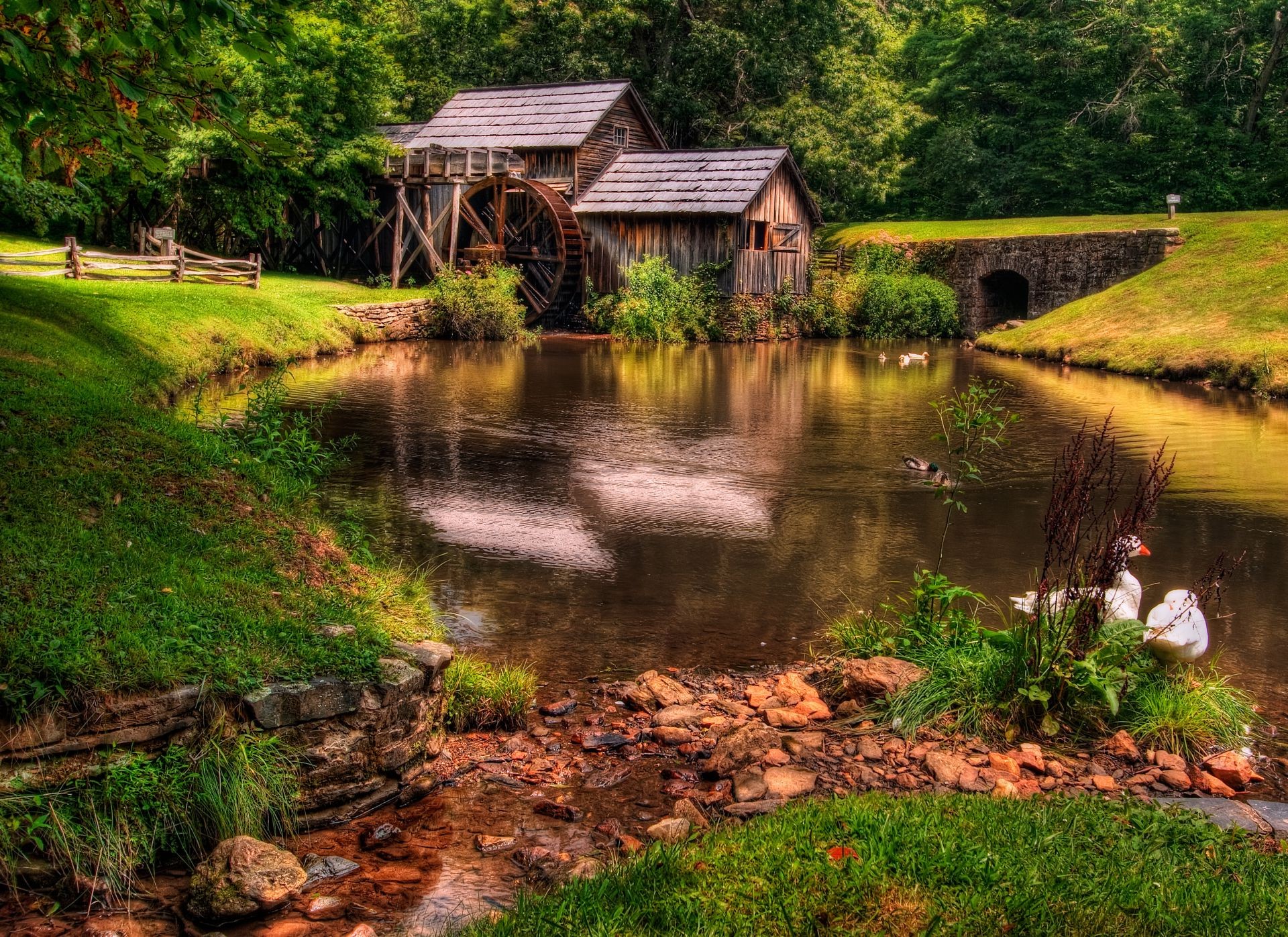 ríos estanques y arroyos estanques y arroyos agua madera río naturaleza puente lago paisaje piscina al aire libre hierba árbol otoño casa hoja viajes verano rural rústico madera