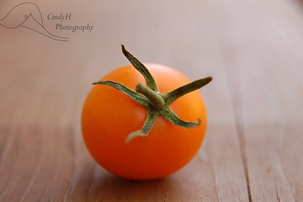 Eine helle und saftige orange Tomate