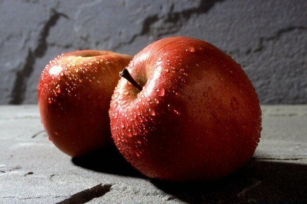 Natura morta di frutta succosa con gocce d acqua