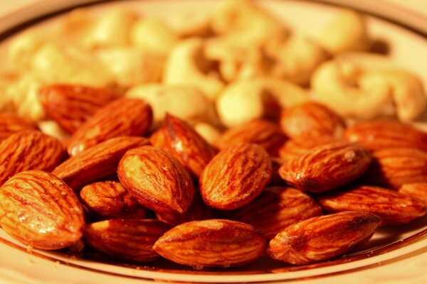 Almendras y anacardos en un plato delicioso Desayuno