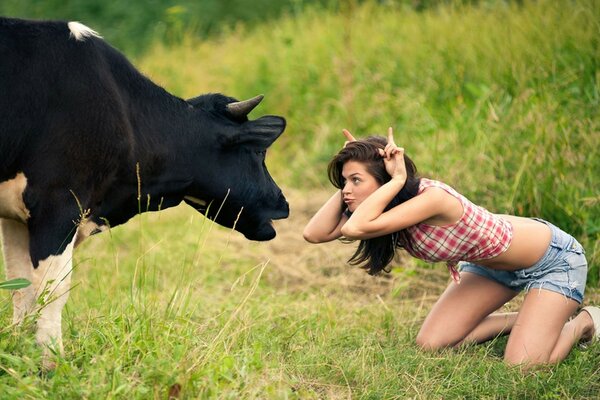 Fille se tortille les visages de la vache