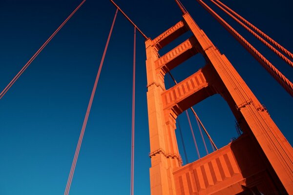 Pont de Brooklyn sur fond de ciel bleu