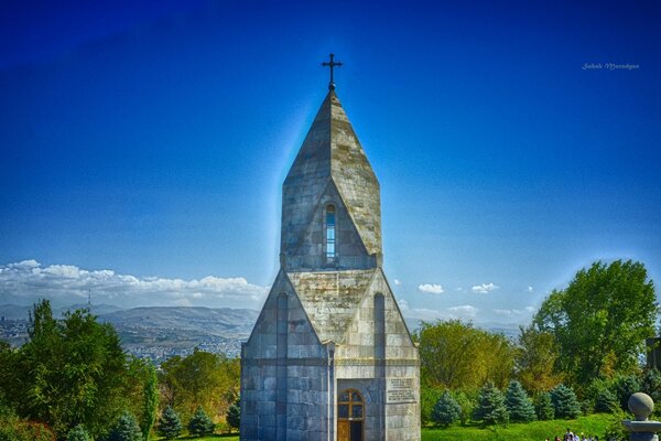 Mavi gökyüzünün arka planına karşı gri kilise