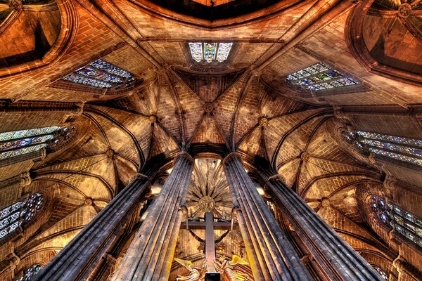 Bajo la cúpula de la iglesia con ventanas de mosaico