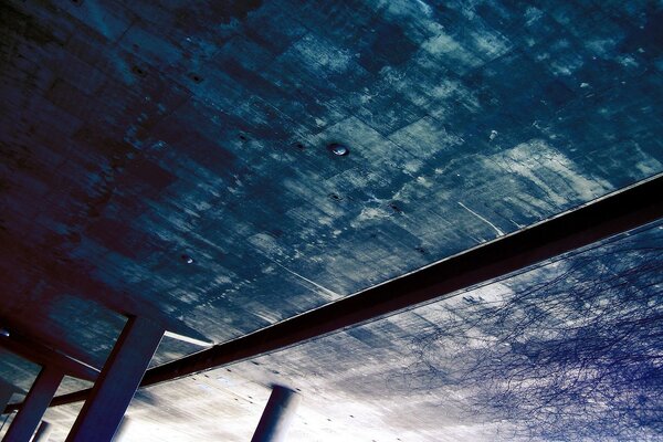 Plafond en béton à la lumière du jour