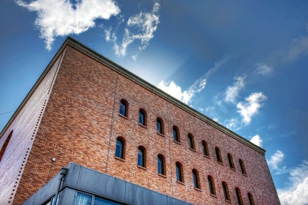 Casa di mattoni contro il cielo