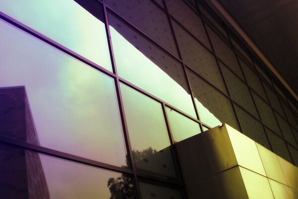 Reflejo del cielo en un edificio acristalado