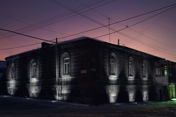 Iluminación romántica de un edificio antiguo