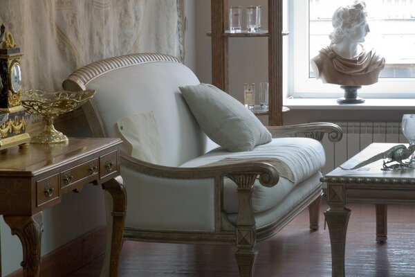 Fauteuil confortable dans le style rococo