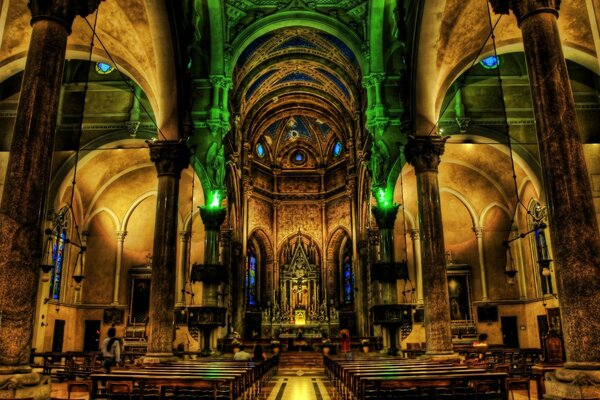 All interno di un tempio cattolico illuminato