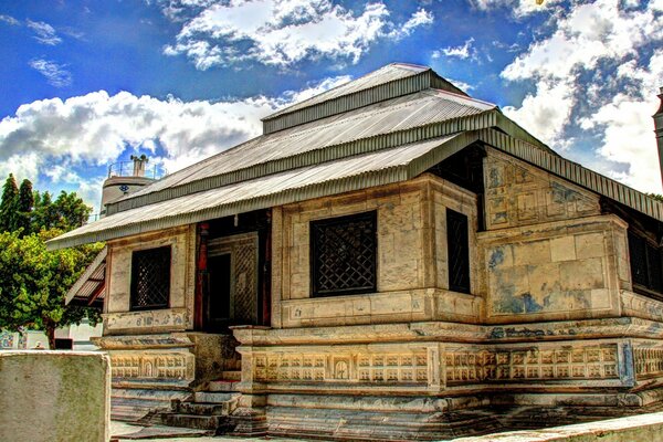 Antigua casa bajo el cielo