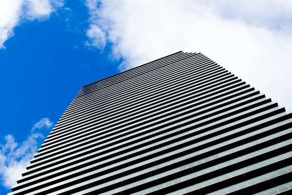 Ein Hochhaus, das in den Himmel fällt