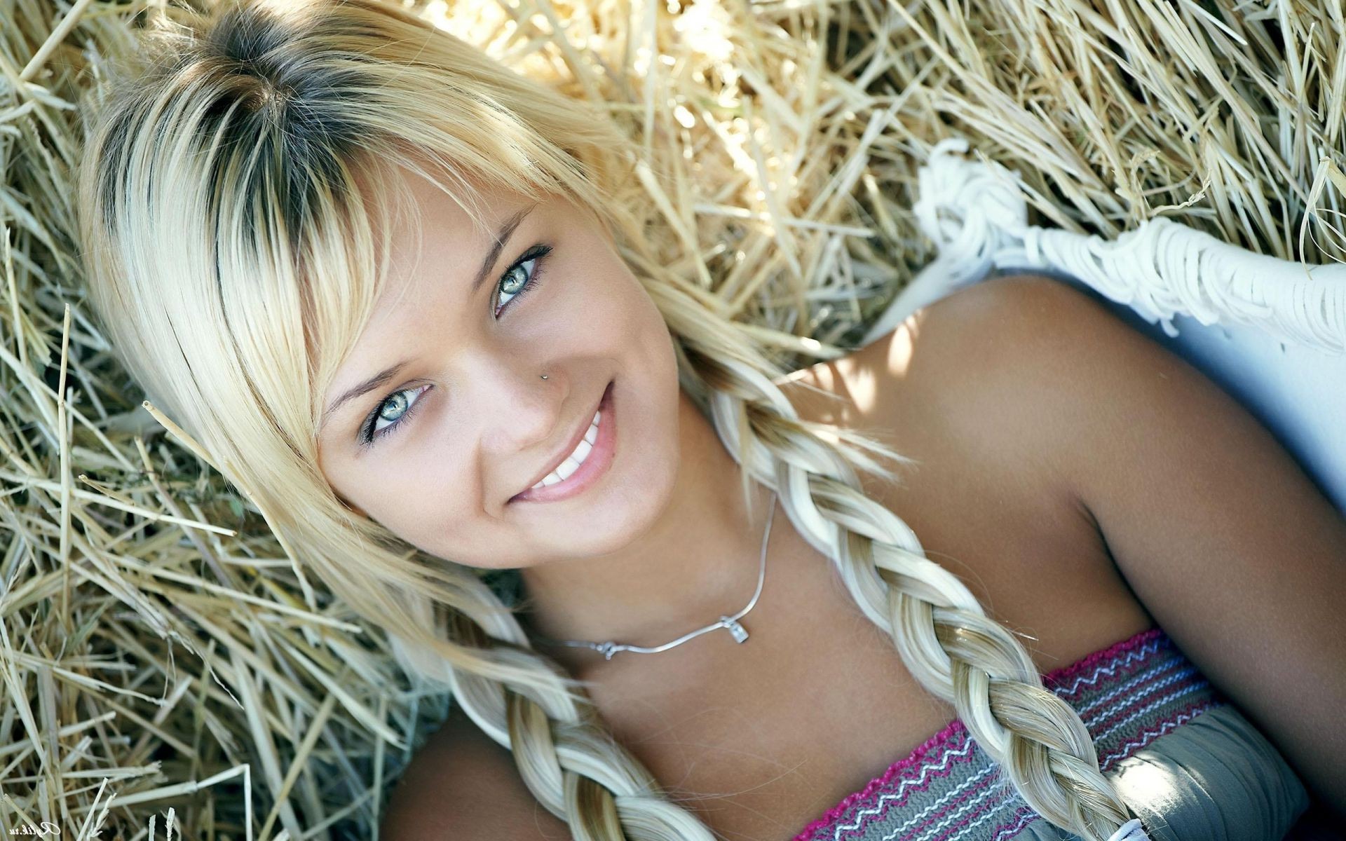 visage et sourire femme mode fille modèle portrait blond joli sexy été belle nature glamour mignon cheveux