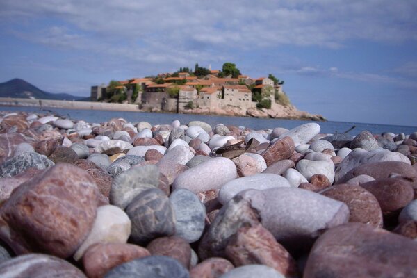 Pietre sulla spiaggia di mare in tempo nuvoloso